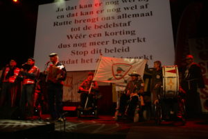 2011, Actie Armoede Werkt Niet van SP, op het toneel met het spandoek van Terug naar de Bossen