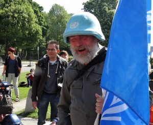 Theo met de VN vlag in Brussel (Actie ENIL)